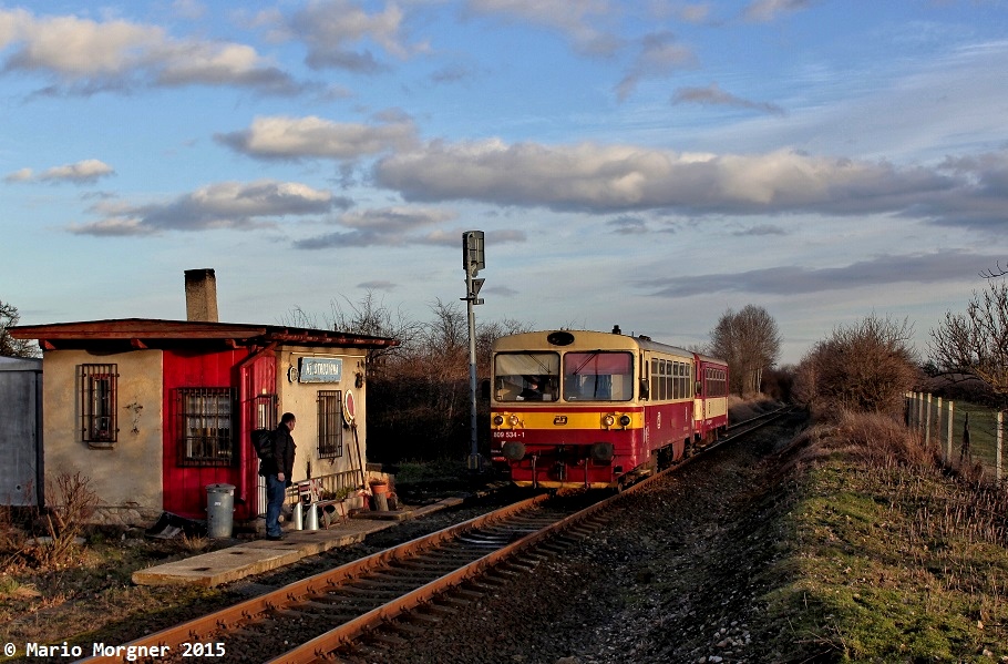 809 534-1 mit den MOs 9704 an der Blockstelle bei Slaný 29.01.2015