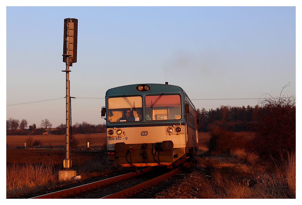 809 657-0 kam aus Kralupy nad Vltavou nach Louny bei den letzten Tageslicht durch Vrbno nad Lesy 24.02.2014 - Os 9702 -