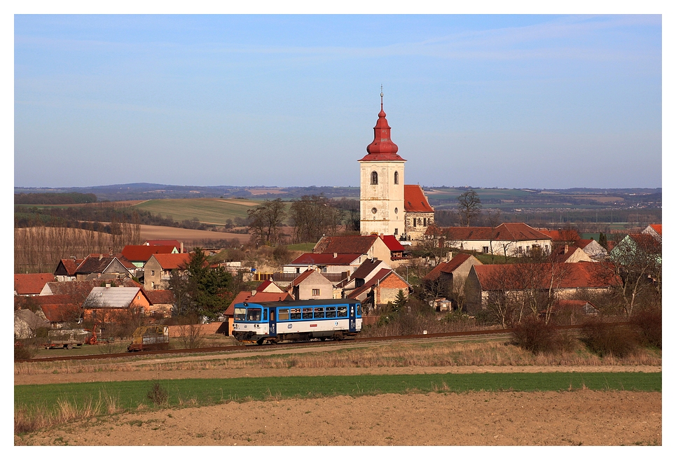 809 657-0 mit den Os 12318 nach Straškov unterwegs in Kostomlaty pod Řípem am 20.03.2014
