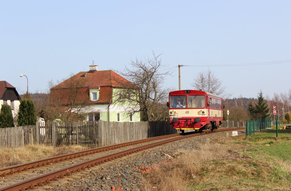 810 041-4 mit dem Os 17220 von Aš nach Hranice v Čechách zu sehen am 02.04.16 in Krásná.