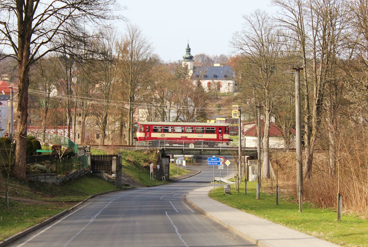 810 041-4 mit dem Os 17220 von Aš nach Hranice v Čechách zu sehen am 02.04.16 in  Hranice v Čechách.