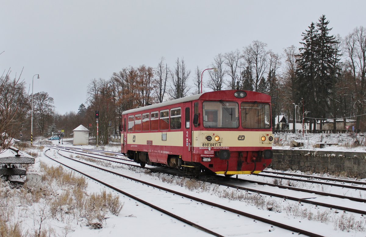 810 041-4 war am 11.12.18 als Os 17245 in Aš město zu sehen.