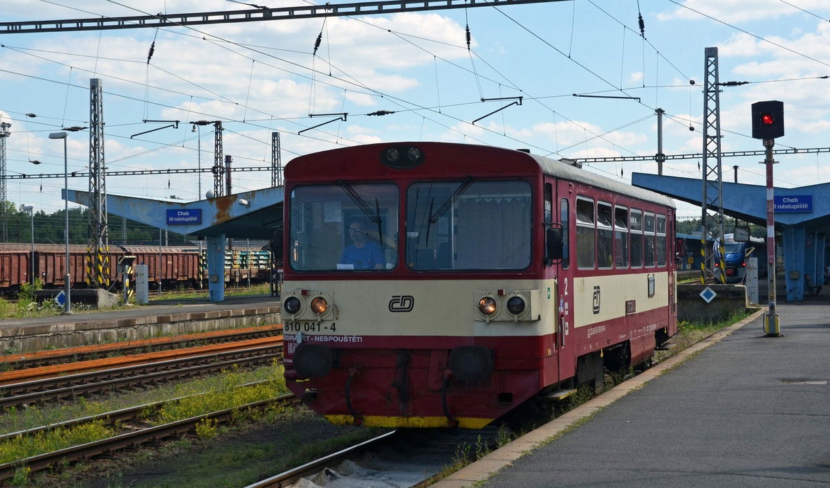 810 041 wartet am 20.06.18 in Cheb auf die Abfahrt nach Vojtanov. Wegen Unwetterschäden war die Strecke Zwickau - Cheb unterbrochen.