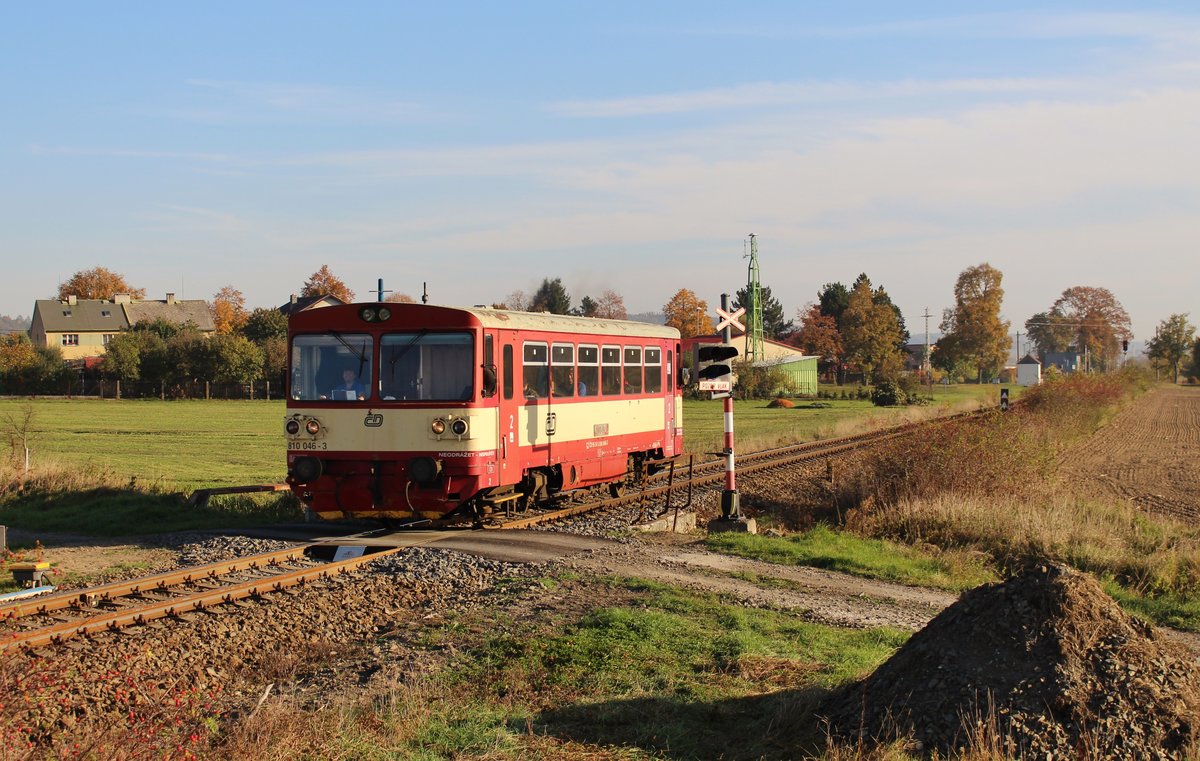 810 046-3 zu sehen am 15.10.18 mit dem Os 17546 in Bezděkov u Klatov.