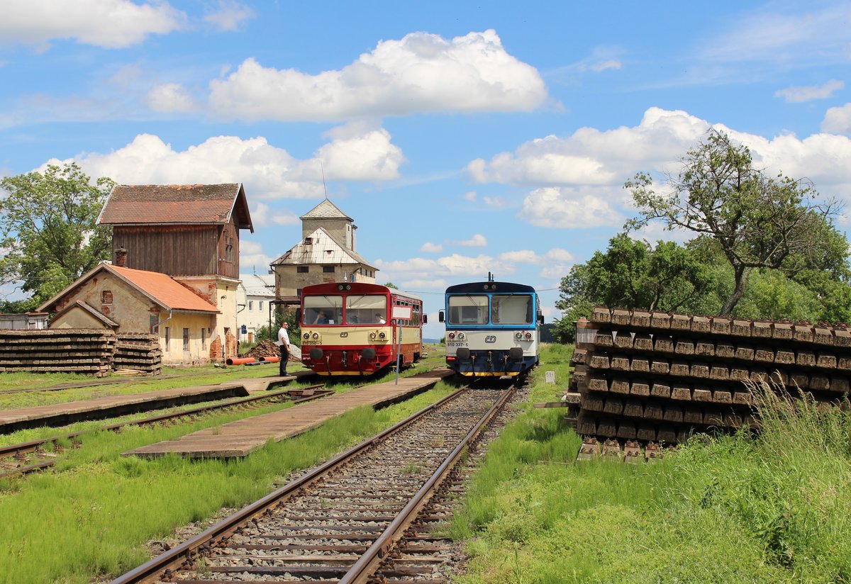 810 050-5 als Os 16708 und 810 337-5 als Os 16743 kreuzten am 01.07.20 in Štědrá.