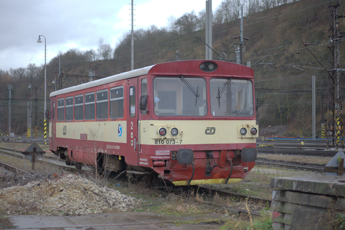810 073-7 abgestellet in Beroun. 21.12.2017  15:48 Uhr.