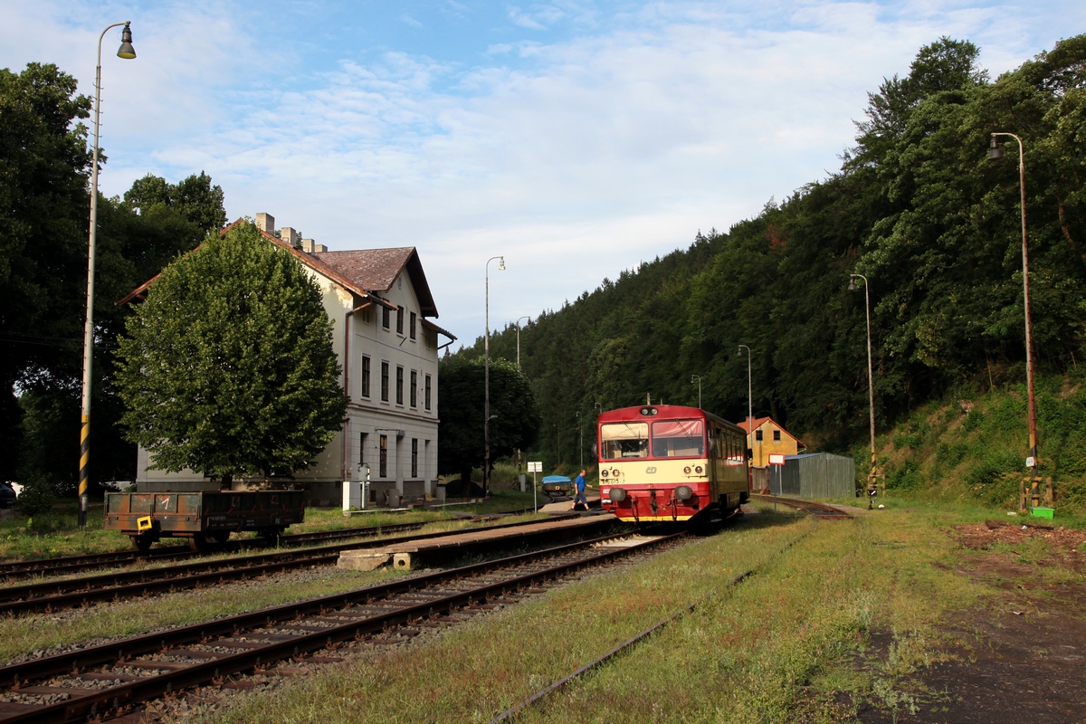 810 073 nach Ankunft als Os16749, aus Bečov nad Teplou, im Bf Žlutice am 22.07.2019
