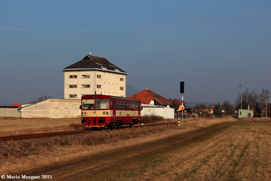 810 163-9 unterwegs nach Zlonice als MOs 12380 in Straškov am 19.02.2015