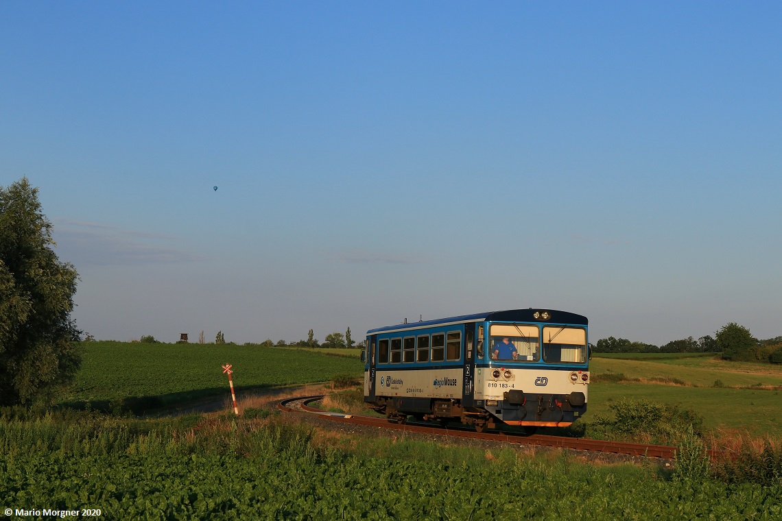 810 183 mit den Os 8550 Mělník - Mladá Boleslav město unterwegs bei Vrátno, 25.07.2020