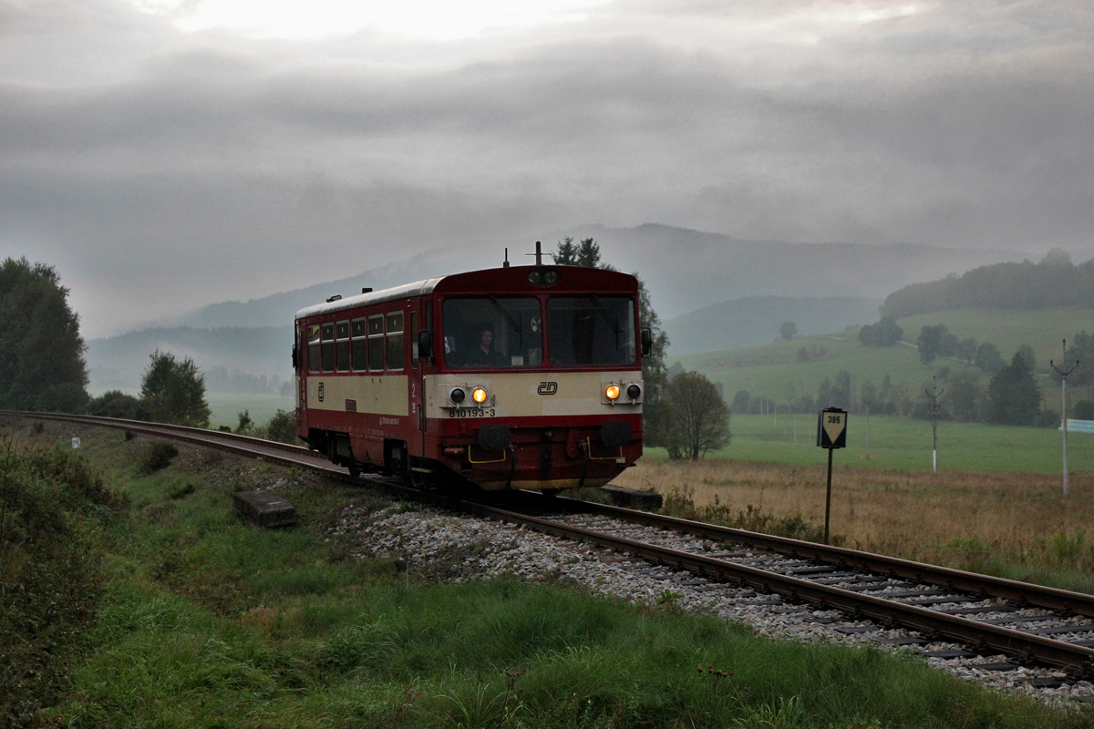 810 193-3 ist abends als Os 18119 von Volary nach Strakonice unterwegs bei Záton.Bild
vom 14.4.2014