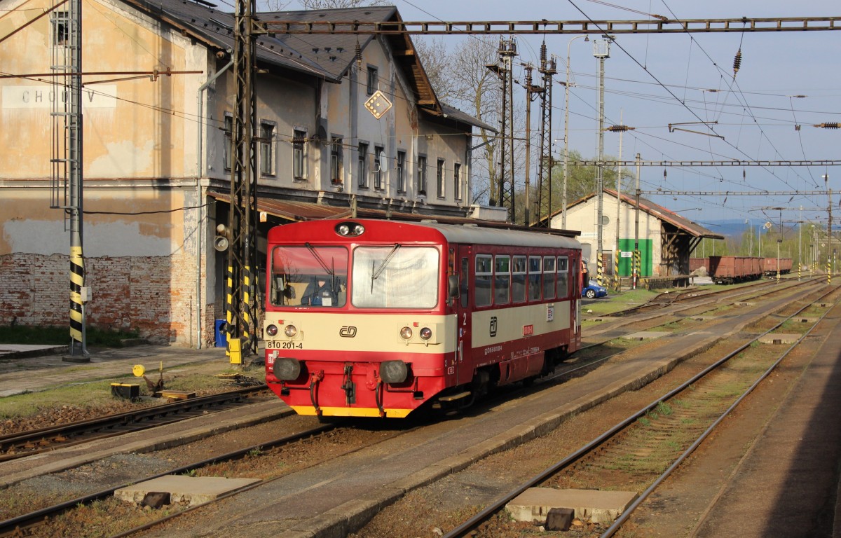 810 201 steht am 28.04.15 in der Abendsonne in Chodov. Foto aus dem Zug!