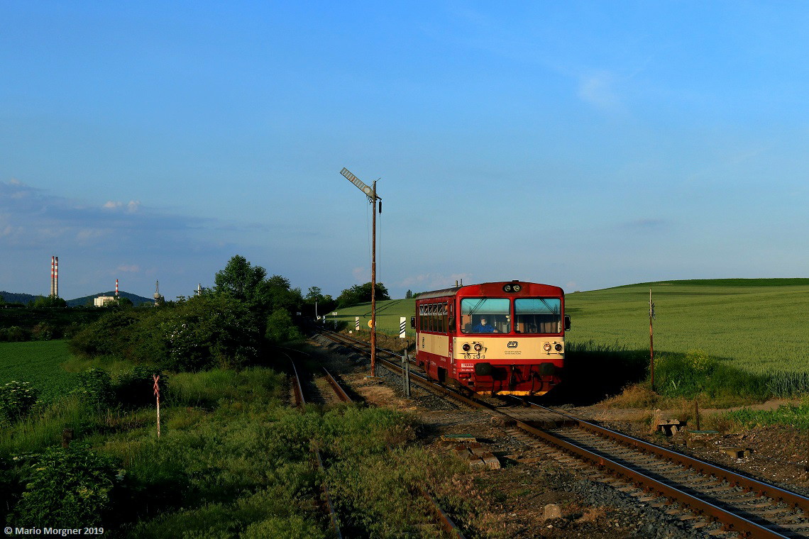 810 213 mit den Os 6112 Česká Lípa - Postoloprty unterwegs bei Louny, 01.06.2019