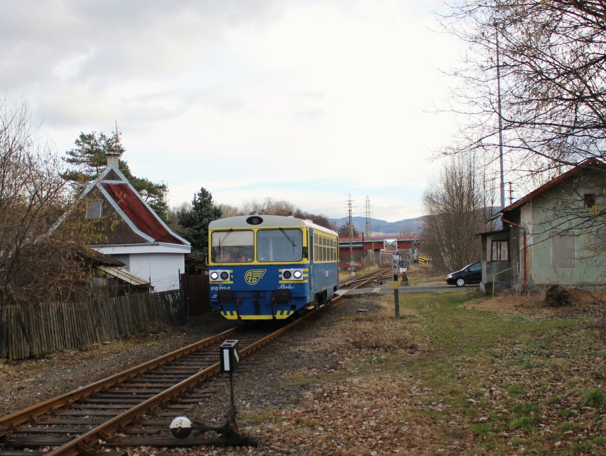 810 221-2 (AZD) als Os 17026 ist am 13.02.24 in Svatava zu sehen. Dieser Triebwagen pendelt seit heute Ersatzweise zwischen Kraslice und Sokolov.