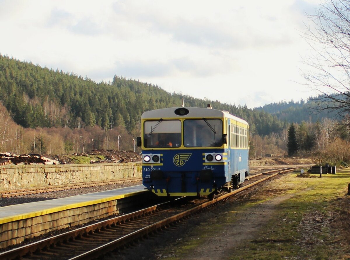 810 221-2 (AZD) als Os 17026 ist am 13.02.24 in Kraslice předměstí zu sehen. Dieser Triebwagen pendelt seit heute Ersatzweise zwischen Kraslice und Sokolov.