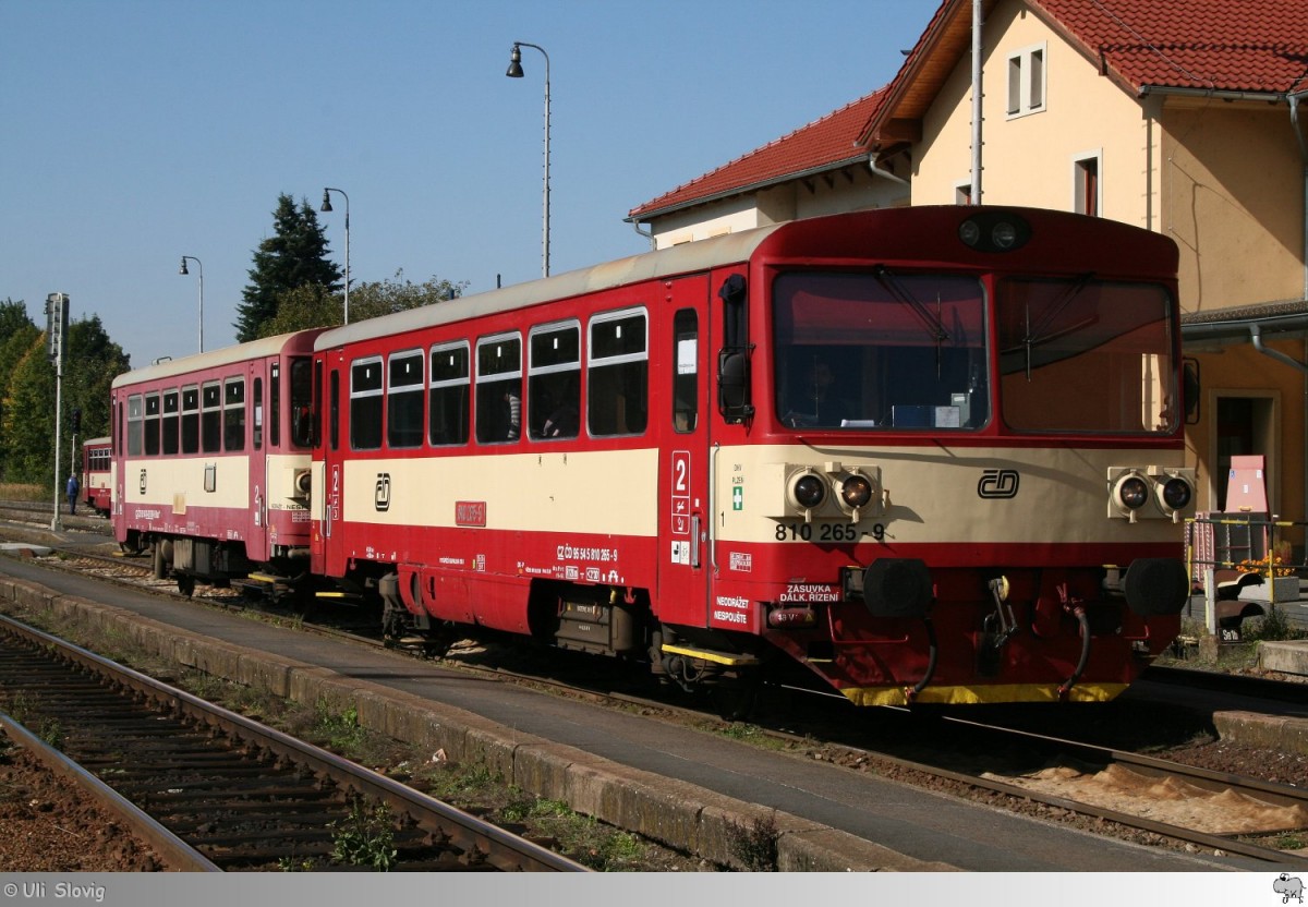 810 265-9 steht nach der Ankunft aus Bor mit einem unterwegs angehngten Beiwagen im Bahnhof Domazlice / Tschechien. Aufgenommen am 3. Oktober 2013.