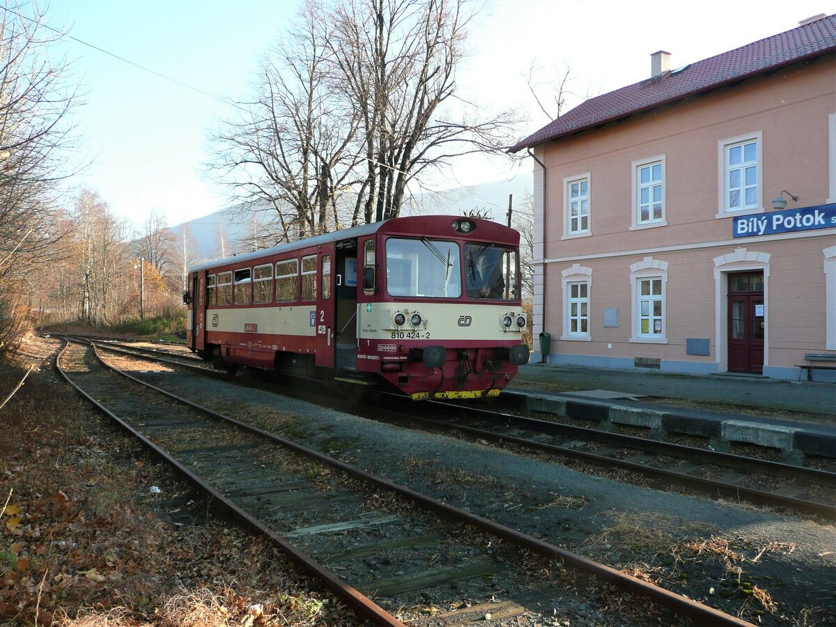 810 424 als Regionalbahn nach Raspenava, fotografiert am 20.04.2011 im Bahnhof Bílý Potok pod Smrkem. 