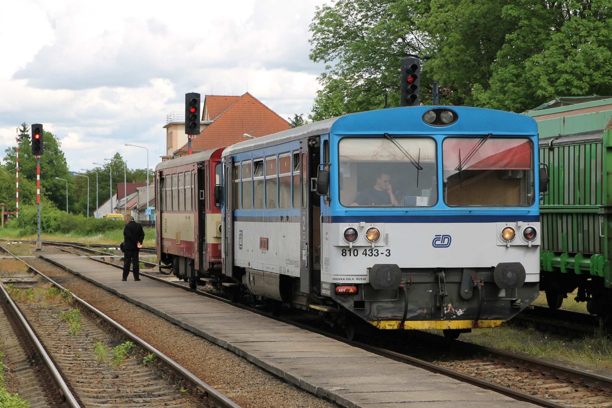 810 433-3 und eine Beiwagen mit Os 24813 Okříšky-Znojmo auf Bahnhof Okříšky am 21-5-2013.