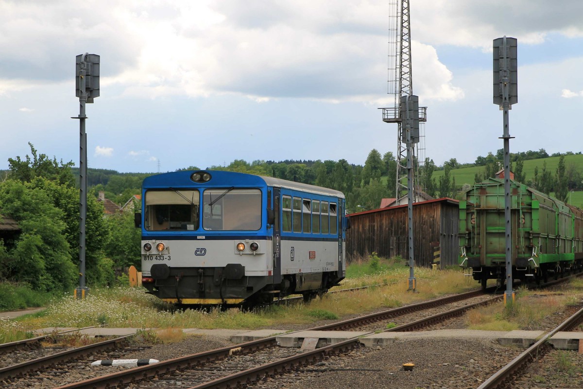 810 433-3 whrend Umlaufen auf Bahnhof Okřky am 21-5-2013.