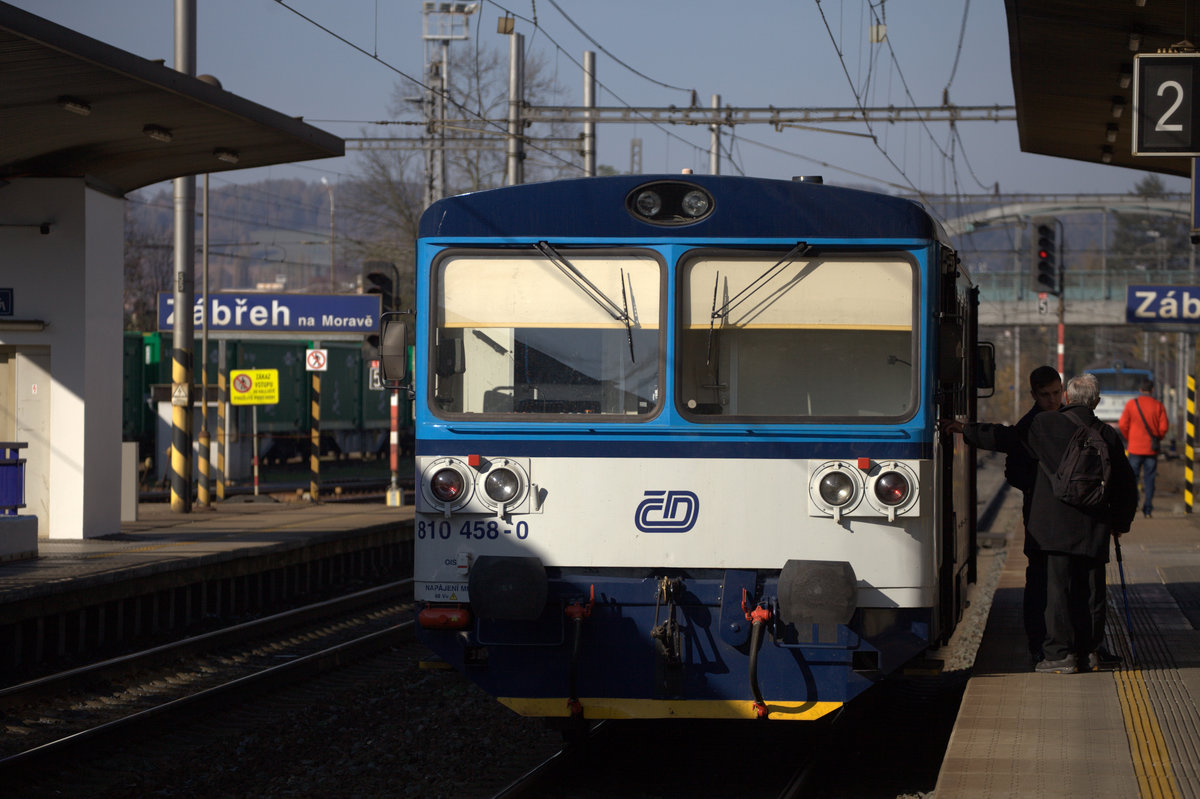 810 458-0 aus Česká Třebová fährt in Zábřeh nad Morave ein.31.10.2019  11:01 Uhr.