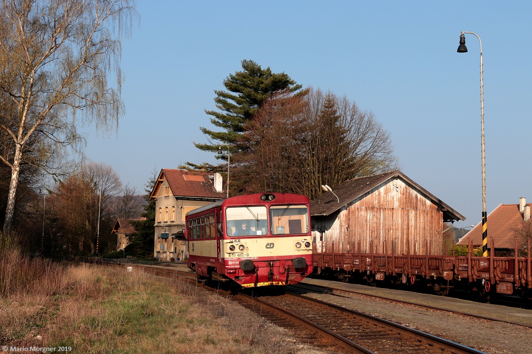 810 482 mit den Os 6703 Osek město - Rakovnik unterwegs im Bf Domoušice, 06.04.2019 ( normal in 814er Hand auf der Strecke bis Dez.)