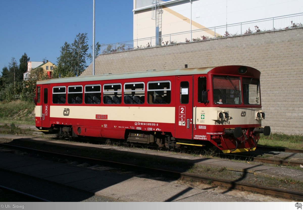 810 510-8 steht am 3. Oktober 2013 im Bahnhof Tachov / Tschechien.