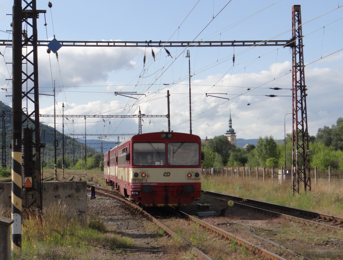 810 528  und 810 213 zusehen am 24.08.14 bei der Einfahrt in Most.
Foto vom Bahnsteig!