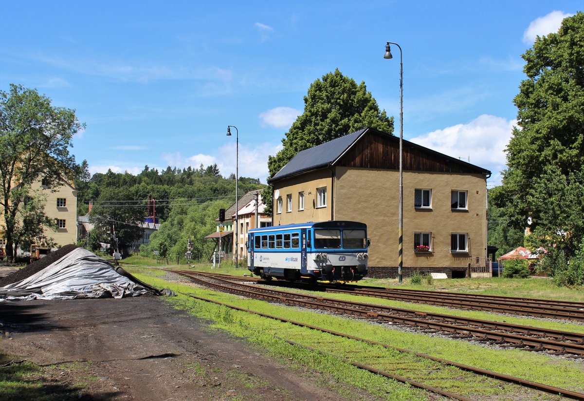 810 559-5 als Os 16711 ist am 01.07.20 in Žlutice zusehen.