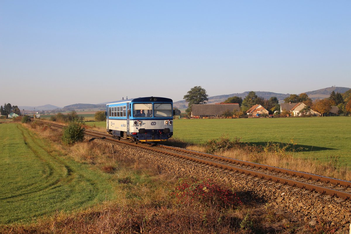 810 601-5 zu sehen am 15.10.18 mit dem Os 17545 in Bezděkov u Klatov.