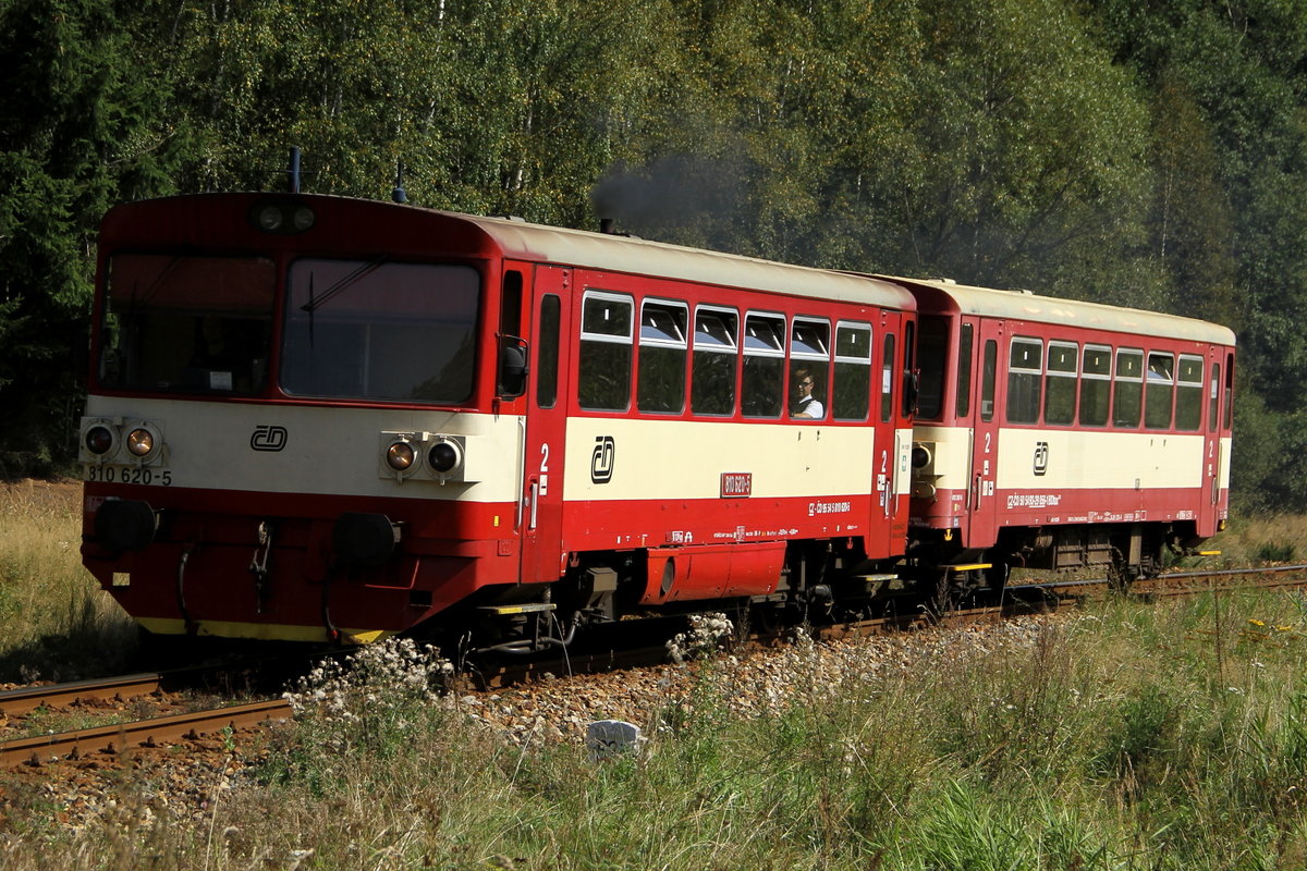810 620 - 5 zieht eine weiter Brotbüchse von Volary nach Strakonice. Bild beim Bahnübergang östlich von Lenora zastavka am 12.09.16.