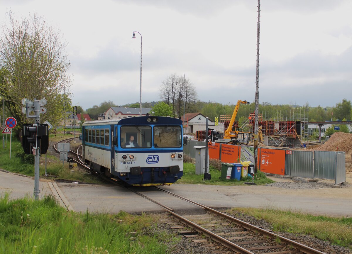 810 641-1 als Os 17242 zu sehen am 17.05.23 in Aš. Rechts wird der neue Bahnhof gebaut.