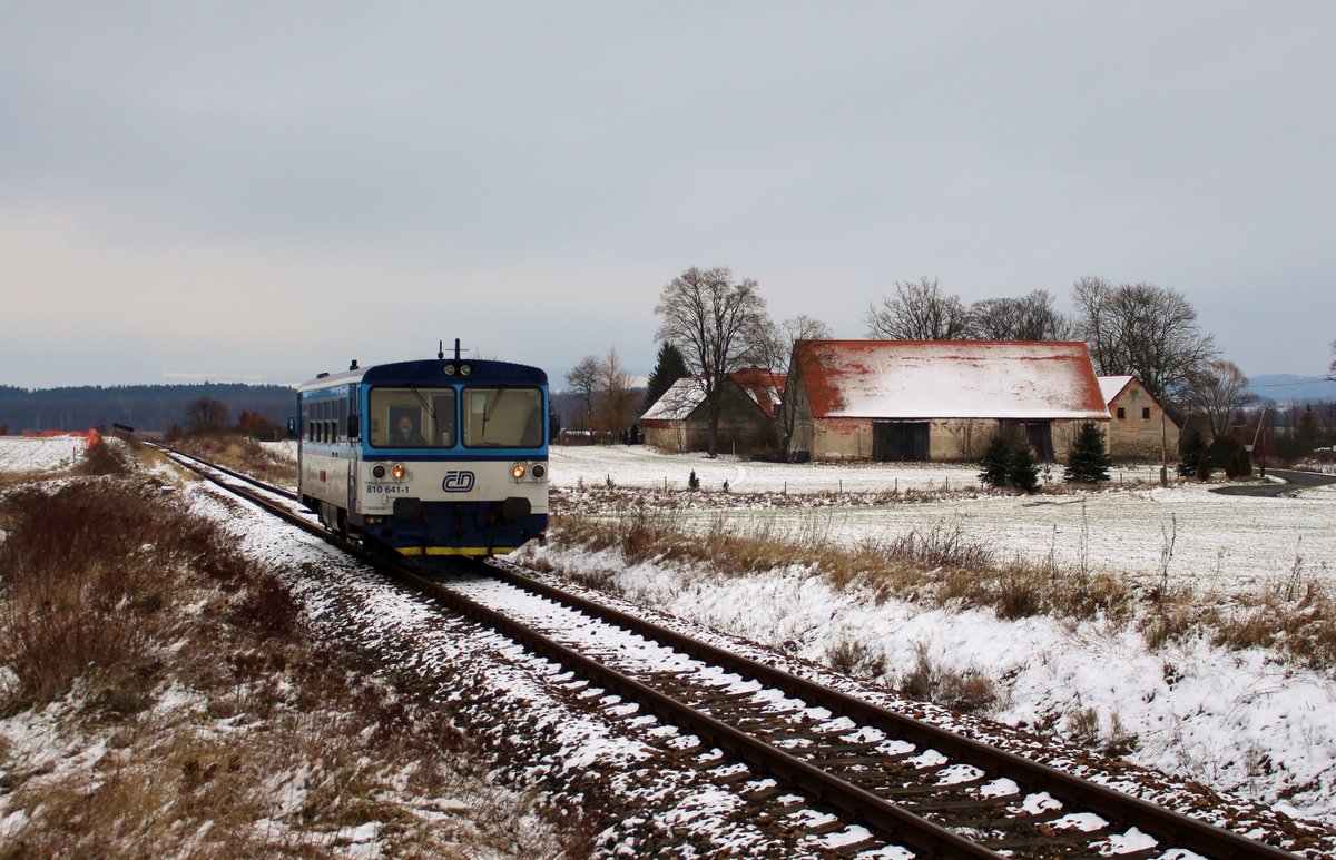 810 641-1 mit Os 27209 zu sehen am 19.12.17 bei Třebeň.