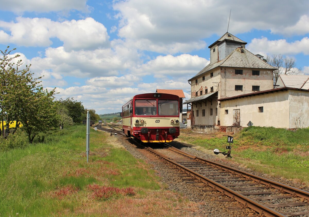 810 669-2 als Os 16711 war am 31.05.21 in Štědrá zu sehen.
