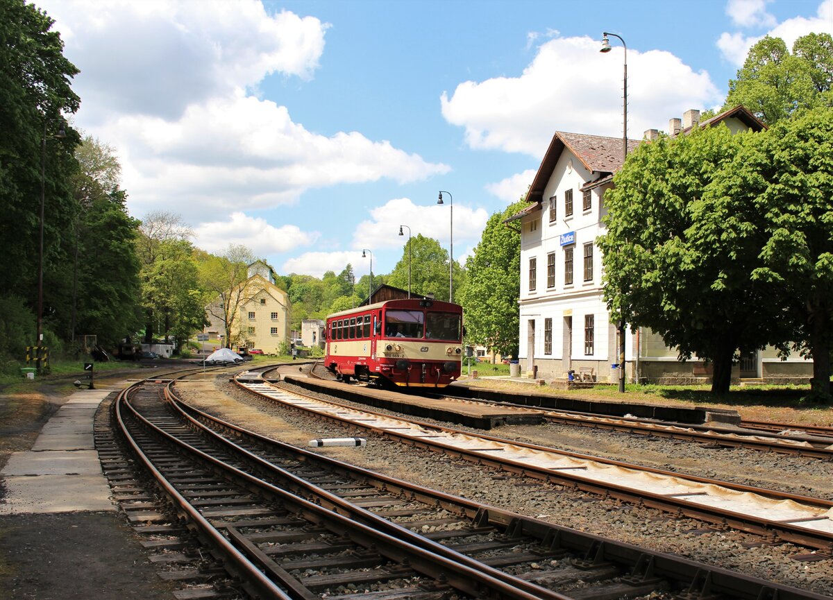 810 669-2 als Os 16711 war am 31.05.21 in Žlutice zu sehen. 