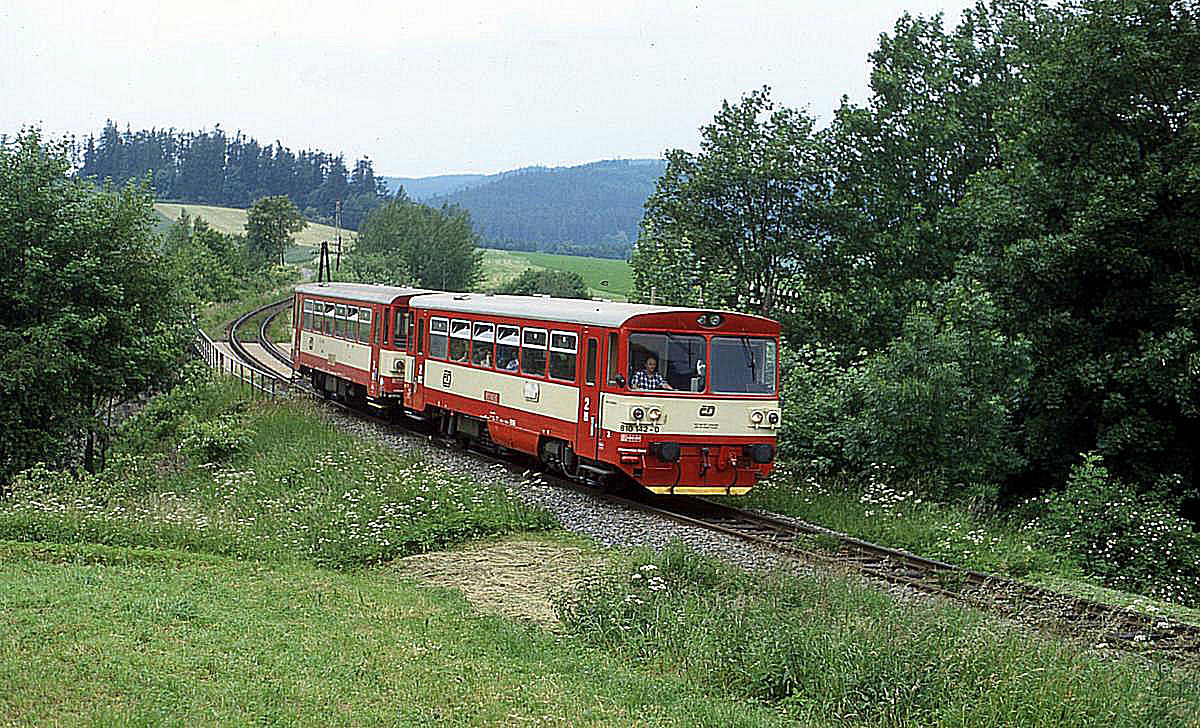 810142 ist am 16.6.2001 als Os 3581 nach Krnov bei Zator unterwegs.