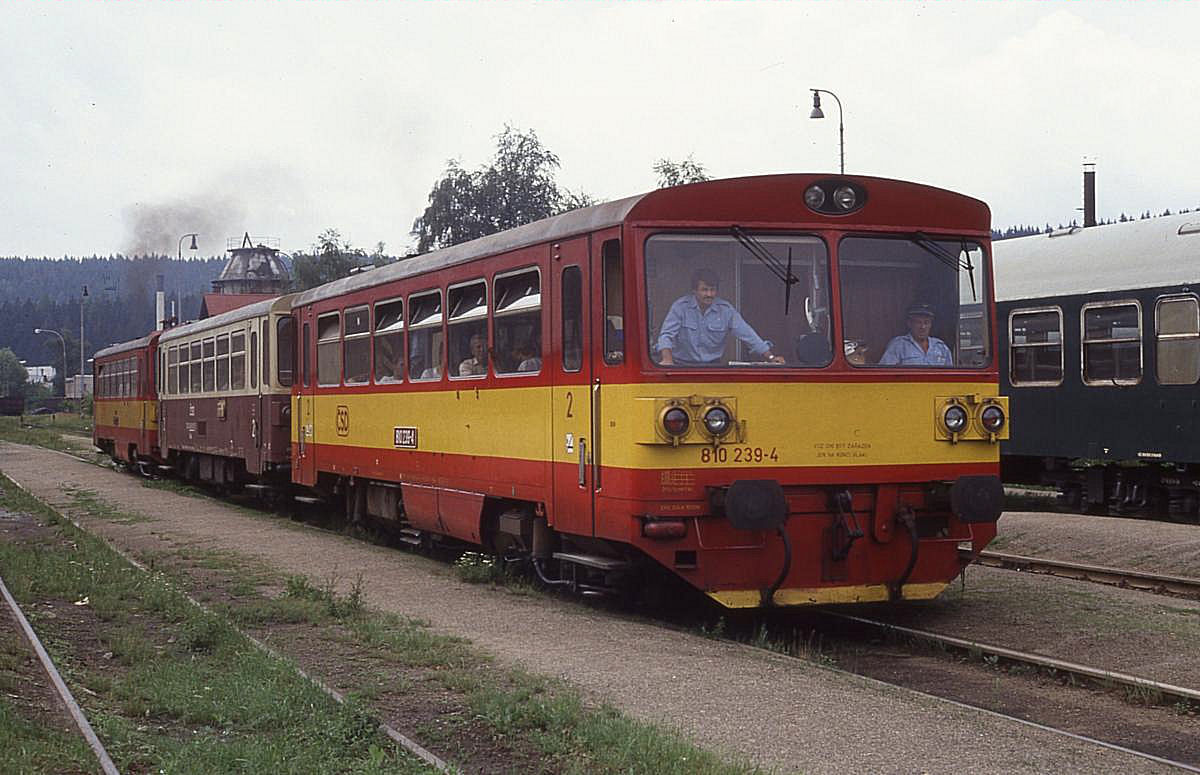 810239 fährt am 6.7.1992 um 11.22 Uhr als Zug 19208 nach Kutna Hora in Zruc nad Sazavou aus.