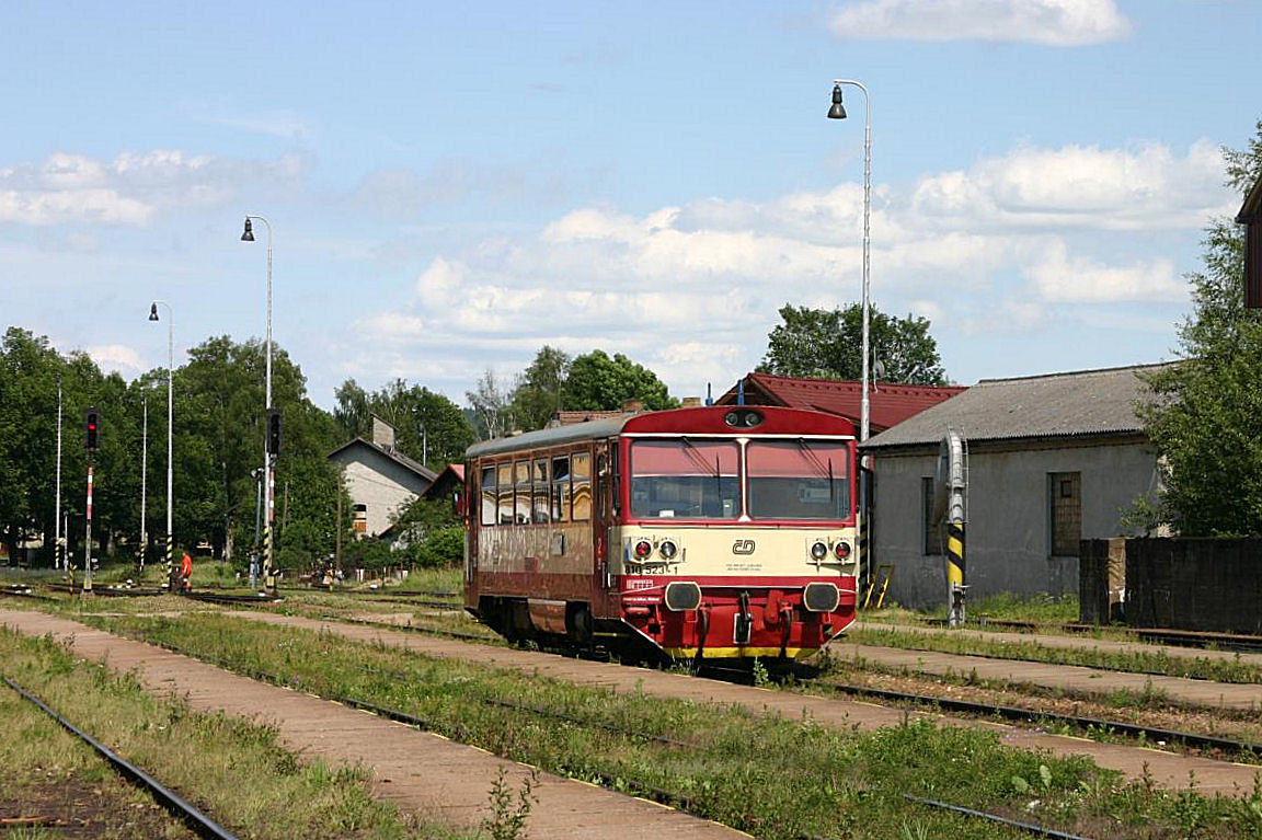 810523 am Bahnsteig des Bahnhof Volary am 24.6.2007.