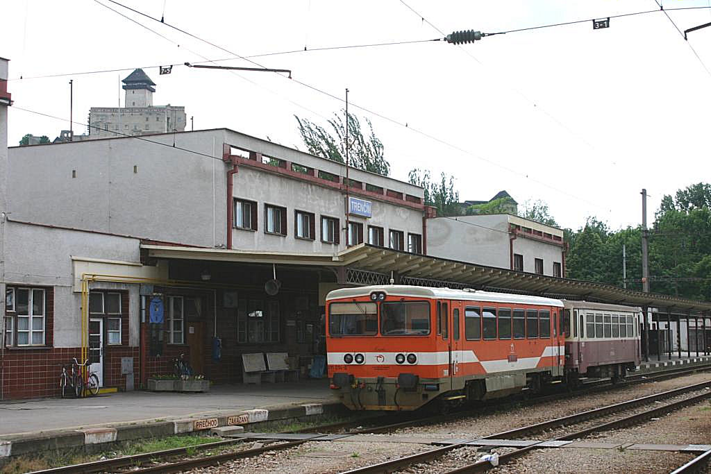 811012 am 31.5.2005 im Bahnhof Trencin.