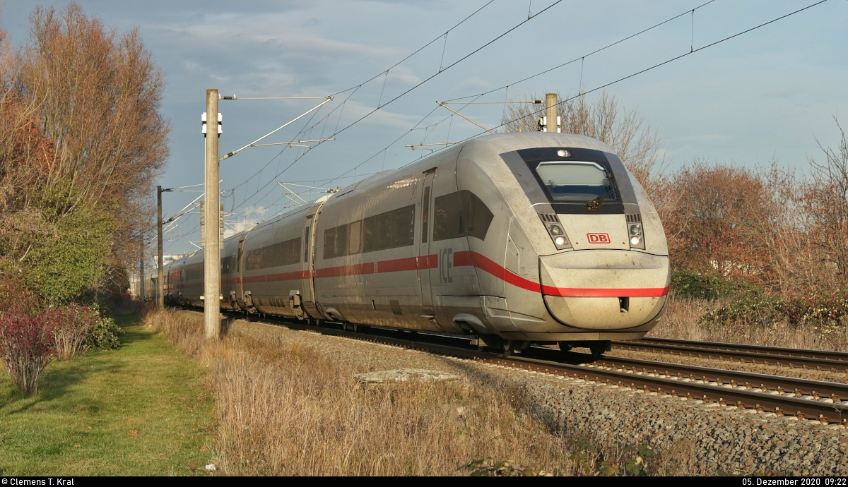 812 003-2 (Tz 9003) als Umleiter unterwegs in Greppin (Bitterfeld-Wolfen).

🧰 DB Fernverkehr
🚝 ICE 505 (Linie 28) Berlin Hbf (tief)–München Hbf
🚩 Bahnstrecke Trebnitz–Leipzig (KBS 251)
🕓 5.12.2020 | 9:22 Uhr