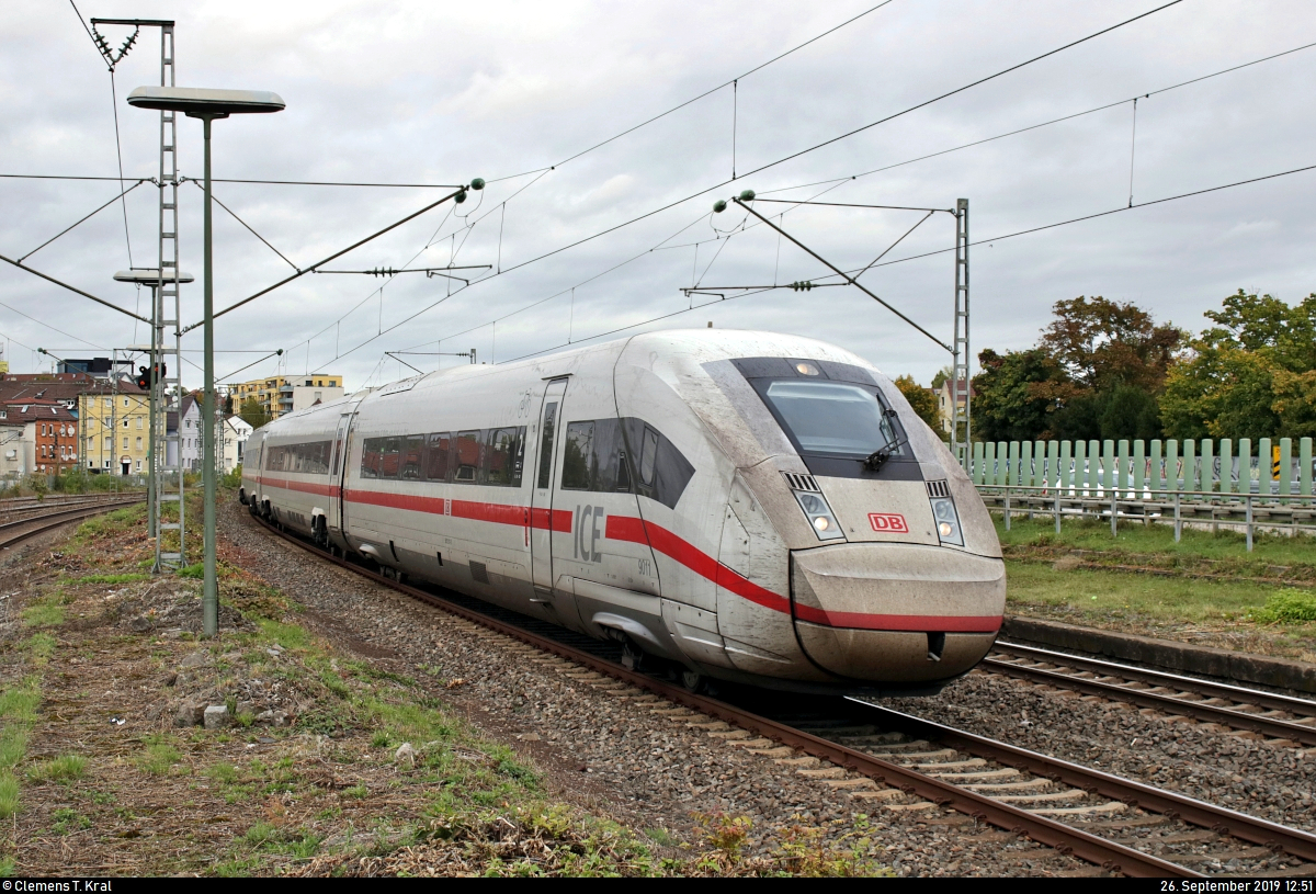 812 011-5 (Tz 9011) als verspäteter ICE 973 (Linie 22) von Kiel Hbf nach Stuttgart Hbf durchfährt den Bahnhof Stuttgart-Zuffenhausen auf Gleis 5.
Aufgenommen am Ende des Bahnsteigs 4/5.
[26.9.2019 | 12:51 Uhr]