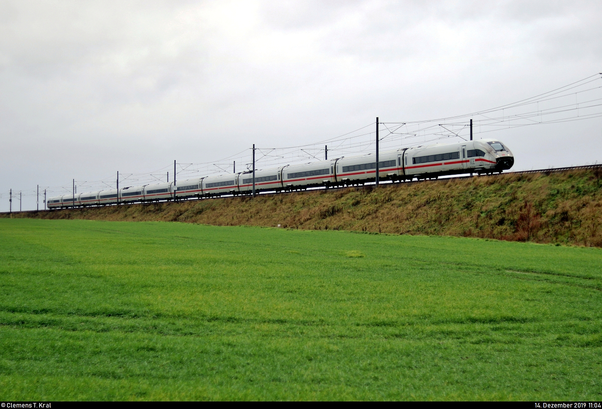 812 012-? (Tz 9012) als ICE 694 (Linie 11) von Stuttgart Hbf nach Berlin Gesundbrunnen fährt in Gröbers auf der Neubaustrecke Erfurt–Leipzig/Halle (Fv1 | 5919 | VDE 8.2).
[14.12.2019 | 11:04 Uhr]