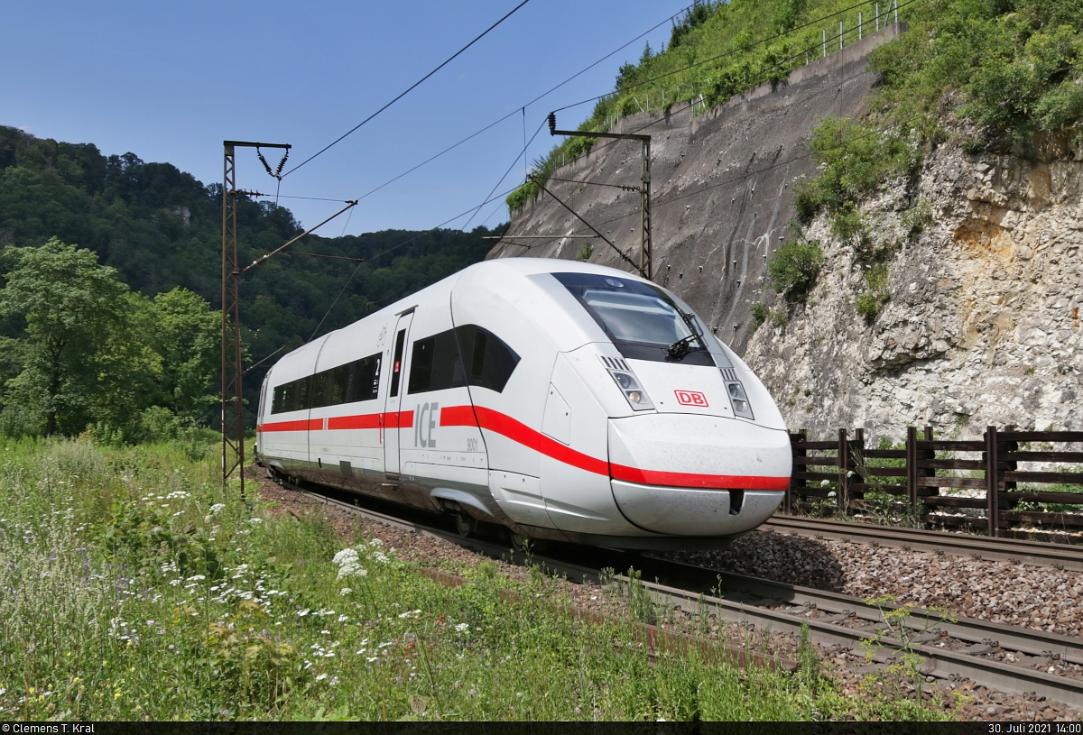 812 013-2 (Tz 9013) beim Aufstieg Richtung Amstetten (Württemberg) am Rande von Geislingen (Steige).

🧰 DB Fernverkehr
🚝 ICE 595 (Linie 11) Berlin Gesundbrunnen–München Hbf [+15]
🚩 Bahnstrecke Stuttgart–Ulm (Filstalbahn | KBS 750)
🕓 30.7.2021 | 14:00 Uhr