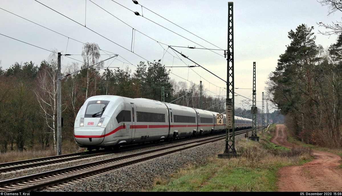 812 013 (Tz 9013) als Umleiter unterwegs in Thießen (Coswig (Anhalt)).

🧰 DB Fernverkehr
🚝 ICE 508 (Linie 28) München Hbf–Hamburg-Altona
🚩 Bahnstrecke Wiesenburg–Roßlau (KBS 207)
🕓 5.12.2020 | 15:08 Uhr