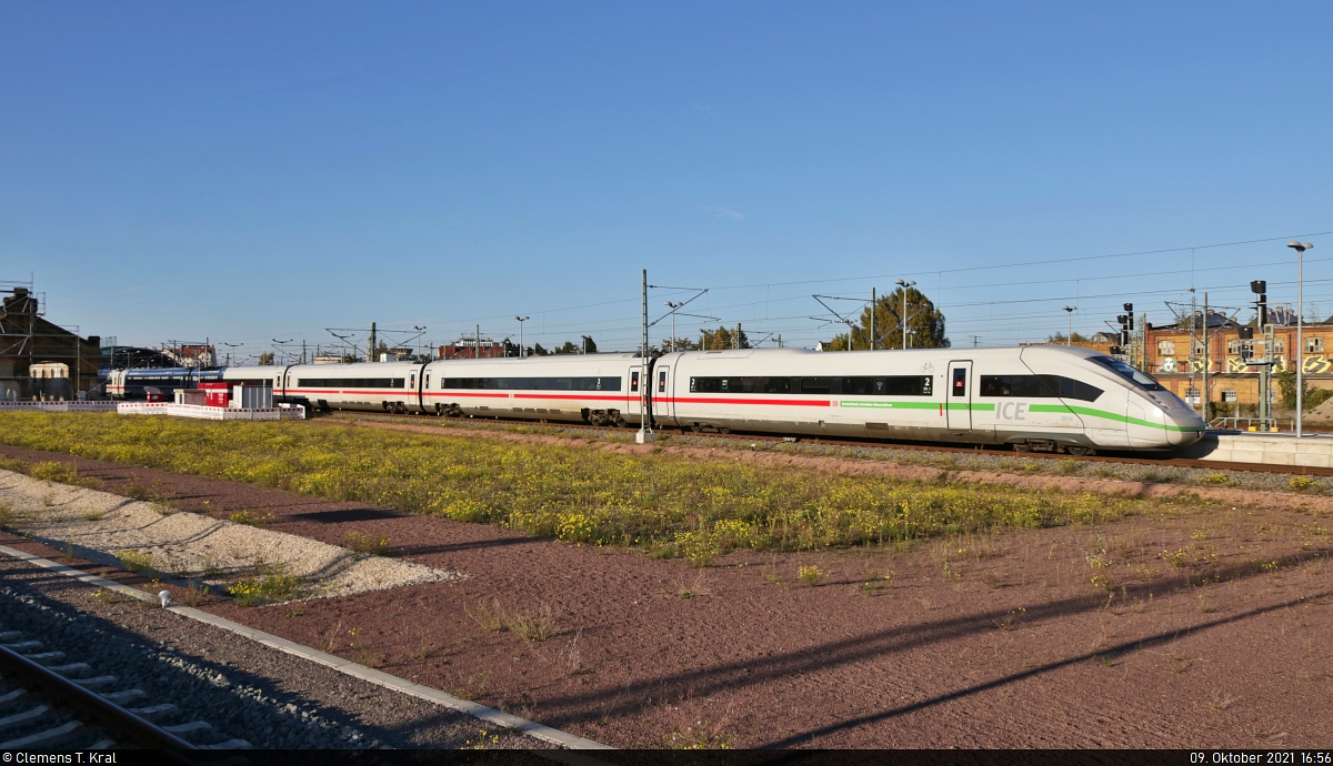812 014-9 (Tz 9014) verlässt Halle(Saale)Hbf auf Gleis 8.
Gesehen vom Bahnsteig 6/7.

🧰 DB Fernverkehr
🚝 ICE 709 (Linie 18) Hamburg-Altona–München Hbf
🕓 9.10.2021 | 16:56 Uhr