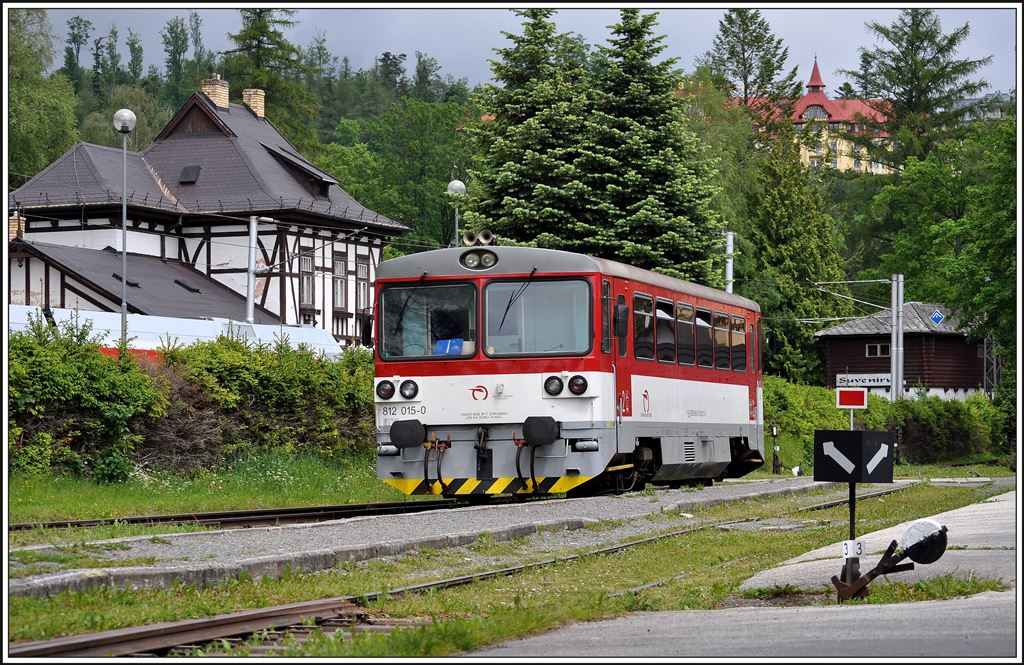 812 015-0 erkennbar schief, das Gleis ist schief :-) in Tatranská Lomnica. (03.06.2014)