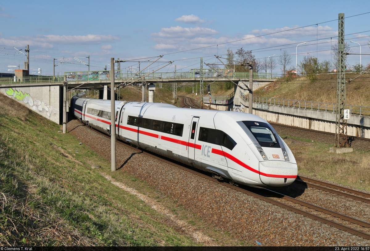 812 017-2 (Tz 9017) begibt sich in Halle (Saale), Kasseler Straße, auf seine schnelle Reise Richtung Erfurt Hbf.

🧰 DB Fernverkehr
🚝 ICE 709 (Linie 18) Hamburg-Altona–München Hbf
🕓 23.4.2022 | 16:57 Uhr