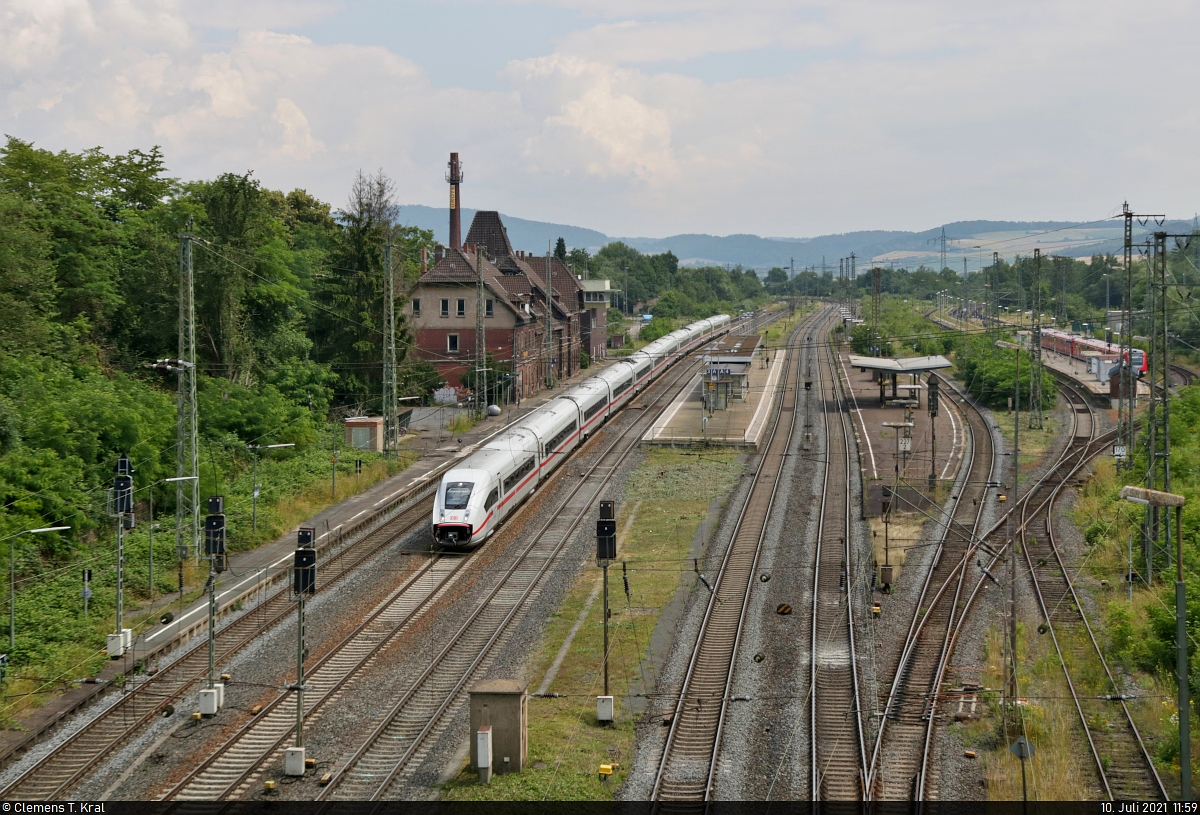 812 019-9 (Tz 9019) durchfährt als Umleiter den Bahnhof Eichenberg auf Gleis 2 Richtung Kassel.

🧰 DB Fernverkehr
🚝 ICE 75 (Linie 25) Hamburg-Altona–Chur (CH)
🚩 Bahnstrecke Frankfurt–Göttingen (KBS 613)
🕓 10.7.2021 | 11:59 Uhr