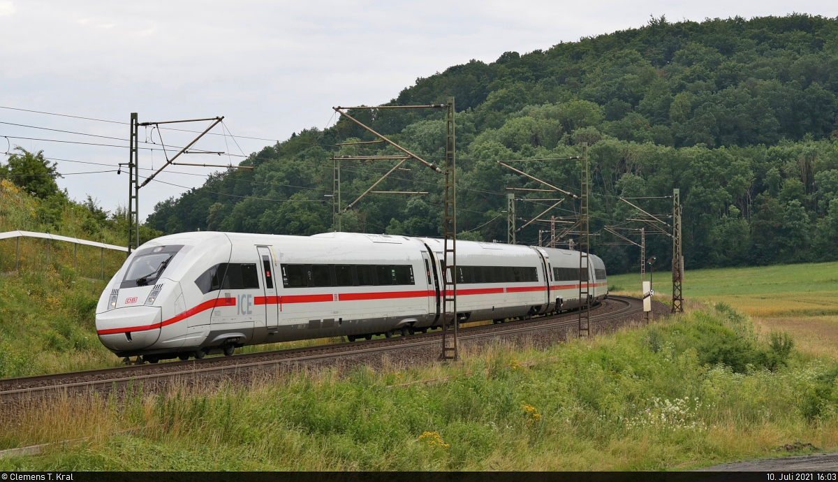 812 020-7 (Tz 9020) unterwegs als Umleiter südlich von Friedland (Niedersachsen) Richtung Göttingen.
Viele Grüße zurück an den Tf!

🧰 DB Fernverkehr
🚝 ICE 74 (Linie 20) Zürich HB (CH)–Kiel Hbf (D)
🚩 Bahnstrecke Frankfurt–Göttingen (KBS 613)
🕓 10.7.2021 | 16:03 Uhr
