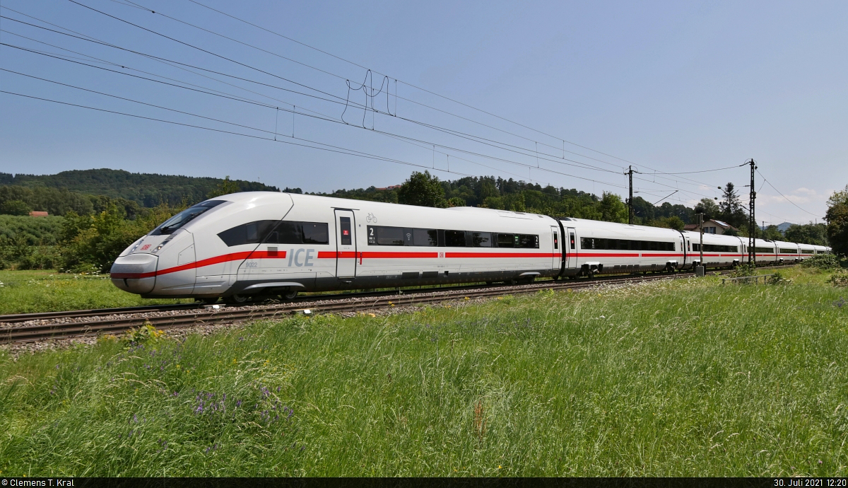 812 022-2 (Tz 9022) unterwegs in Salach, Süßener Straße.

🧰 DB Fernverkehr
🚝 ICE 598 (Linie 11) München Hbf–Berlin Gesundbrunnen
🚩 Bahnstrecke Stuttgart–Ulm (Filstalbahn | KBS 750)
🕓 30.7.2021 | 12:20 Uhr