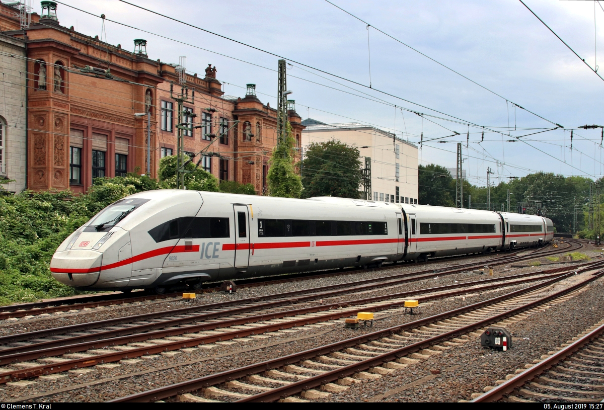 812 026-4 (Tz 9026) als ICE 883 (Linie 25) von Hamburg-Altona nach München Hbf erreicht Hamburg Hbf auf Gleis 13.
Aufgenommen von Bahnsteig 7/8.
[5.8.2019 | 15:27 Uhr]