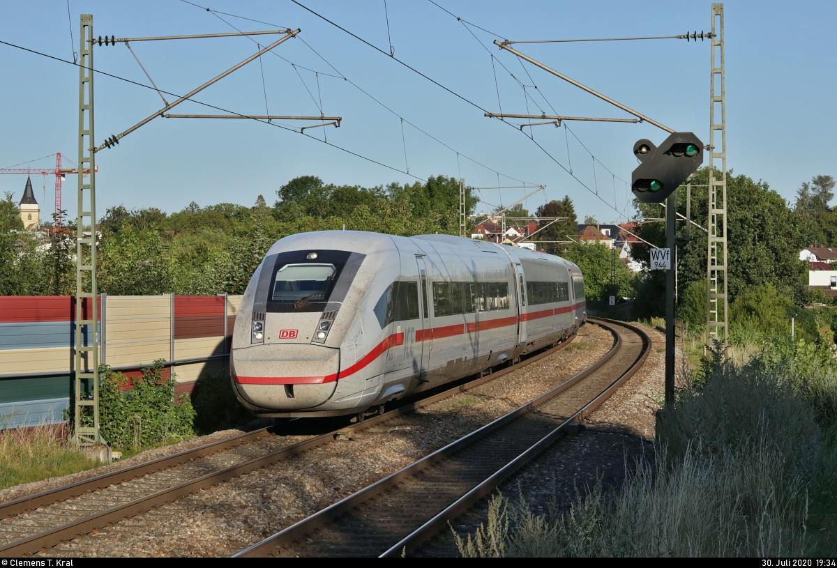 812 033-0 (Tz 9033) als umgeleiteter ICE 512 (Linie 42) von Stuttgart Hbf nach Köln Hbf fährt in Sachsenheim, Rodenweg, auf der Bahnstrecke Bietigheim-Bissingen–Bruchsal (Westbahn (Württemberg) | KBS 770).
[30.7.2020 | 19:34 Uhr]